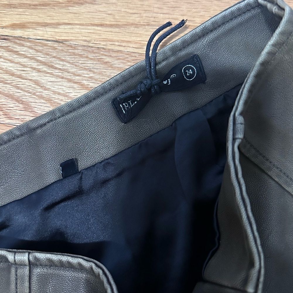 BLANKNYC | Washed Faux Leather Miniskirt - Picture 4 of 5